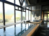 【奈良県の人気日帰り温泉】「お亀の湯」は“ぬるぬる、しっとり”の美人の湯が評判の施設。パノラマ露天風呂でリラックス