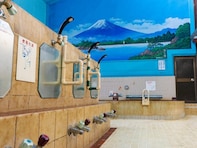 【東京都の穴場銭湯】「大黒湯」は昭和レトロな雰囲気を薪で炊くお湯で楽しめる施設。広々とした浴槽でリラックス