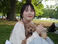 「GW楽しんでいますね」本田翼、肩出しコーデで愛犬とピクニック満喫！ 「ばっさーもワンちゃんもかわいい」