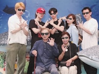 「それぞれキャラ濃い」佐野勇斗、家族旅行ショットを披露！ 「イケメン三兄弟」「お母さんイケてる」