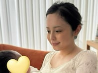 「優しいママの顔」久慈暁子、赤ちゃんを抱く姿に「お顔が美しすぎる」「出産して一段と美しく魅力的に」反響