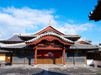 【熊本県の人気日帰り温泉】「山鹿温泉 さくら湯」は江戸期の建築様式を色濃く残す施設。九州最大級の木造温泉でリラックス