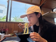 「はしかんが香川に!?」橋本環奈、家族旅行ショットに反響！ 「2日で8軒は本気すぎる笑」「横顔かわいい」