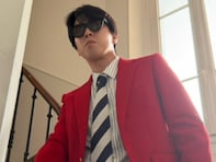 「足先までロイヤル」宮舘涼太、カンヌでの赤ジャケットファッションを披露！「完璧すぎるコーディネート」