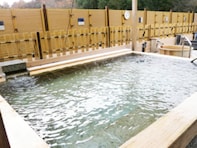【滋賀県の人気日帰り温泉】「十二坊温泉ゆらら」は日替わり露天風呂とドライサウナを楽しめる施設。星空や雪景色が見える贅沢な空間