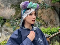 「周りに気づかれないですか？」のん、ディズニー満喫ショットに反響！ 「雨の中でも楽しそう」