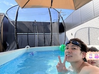 「幼い間の大切な時間」杉浦太陽、休日の親子ショット公開！ 庭プールで“本気遊び5時間コース”