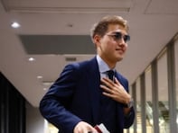 「オーラがすご」堂安律、W杯へ出発！ スーツ姿で高級バッグ持つイケメンショット公開「ぶちかましたれ」