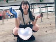 足立梨花、思わず二度見のいちご狩り姿に「スカートでそんな開いちゃダメ」「穿いてなかったの!?」の声