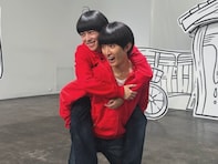 「若返ってないか⁉」向井康二、後輩との“新旧おそ松”ツーショット！ 「4年前と変わって無さすぎ」