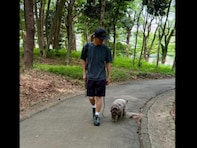 「木陰の風は気持ち良いね！ 」木村拓哉、愛犬と散歩中の貴重な全身ショット公開にファン歓喜！