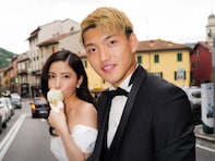 堂安律＆美人妻の挙式ショットに反響！「自然体なふたり」 「日本とハワイでの披露宴と挙式を振り返り」