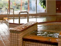 【群馬県の人気日帰り温泉】「群馬温泉 やすらぎの湯」は四季を感じる露天風呂がある施設。源源かけ流しの湯口と豊富な湯量でリラックス