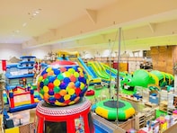【北海道】雨でも遊べる。大型スライダーにバンジートランポリンも……家族で行きたい屋内テーマパーク3選