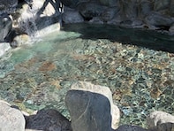 【山梨県の人気温泉】「大菩薩の湯」は世界最高級の高アルカリ性温泉が自慢の施設。肌がぬるぬるするソフトなお湯でリラックス
