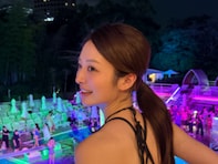 「爆裂に可愛い！」ミス東大・神谷明采、ナイトプールへ！ 「見事なプロポーション」「バブルみたいな世界」