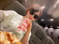 「映画館貸し切ってお忍びでって感じ」AKB48メンバー、プライベートショットに反響「魅惑的であやしい」