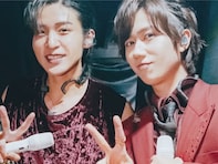 「1枚目から悲鳴」阿部亮平、目黒蓮とのツーショットなど貴重なオフショットを公開！ 「キラキラがすごい」
