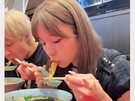「子供いてこんな可愛い夫婦いるか」美人モデル、YouTuber夫とラーメン山岡家へ！ 「飯テロ過ぎる」