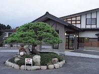 【宮城県の人気日帰り温泉】「豆坂温泉 三峰荘」は源泉100％かけ流しの湯が自慢の施設。露天風呂でリラックス