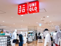 「快適すぎてまとめ買いしてよかった」ユニクロのボクシーニットTが話題。夏のオフィスコーデにも◎