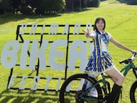 「に、ニーハイです…天然の…」美人アイドル、美脚ショットに反響「バイカーの誇りじゃないですかね」