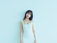 「切なくなる」影山優佳、意味深な美脚ショット公開「無造作に服をかけられたり、 倒されたり」
