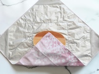 布なのにくっつく!? 結ぶ手間ゼロ・しっかり保冷「ORIBA 保冷ふろしき」を買い物の“新たなお供”に