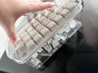 【スリコ】氷作りのプチストレス解消！ 大人気アイテムが進化した「ワンプッシュ製氷器」正直レビュー