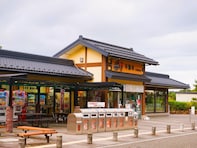 【石川県】まるで“金沢の茶屋街”も！ 尼御前岬の絶景SAから瓦屋根の静かなPAまで。高速道路SA・PA3選