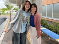 「親子で透明感が凄い」のん、“母娘”ショットを公開！ 「かわゆい母娘」「グッときちゃった」