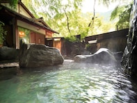 楽天トラベルランキング1位！ 「湯河原温泉 青巒荘」で目の前に滝が迫る野天風呂とオールインクルーシブを堪能