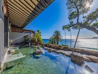 売れ筋ランキング1位を獲得！ 「稲取温泉 稲取銀水荘」で味わう金目鯛や伊勢海老と絶景広がる自家源泉の露天風呂