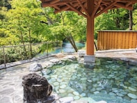 四万温泉に2時間600円で入れる町営施設。群馬県中之条町「四万清流の湯」は飲泉所と四万川目前の露天風呂つき