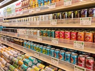 「このバッグ保冷力あっておすすめ」山崎実業“コンビニちょい買い保冷&保温バッグ タワー”に反響。フェスでも使える保冷力