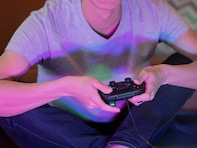「充電ケーブルのことまで考えられてるのステキ」山崎実業“置台が動くゲームコントローラー収納ラック タワー”に反響。角度調整で使いやすさ抜群