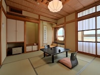 楽天トラベルのランキングで1位！ 「味覚のお宿 山田屋」はおだやかな港の風景を望む和空間で鳥取和牛や幻の猛者海老を味わえる宿