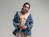 「なんだこのビジュは」佐野岳、バキバキ腹筋に驚きの声「誰やねん」「体が仕上がってる！！！！！」