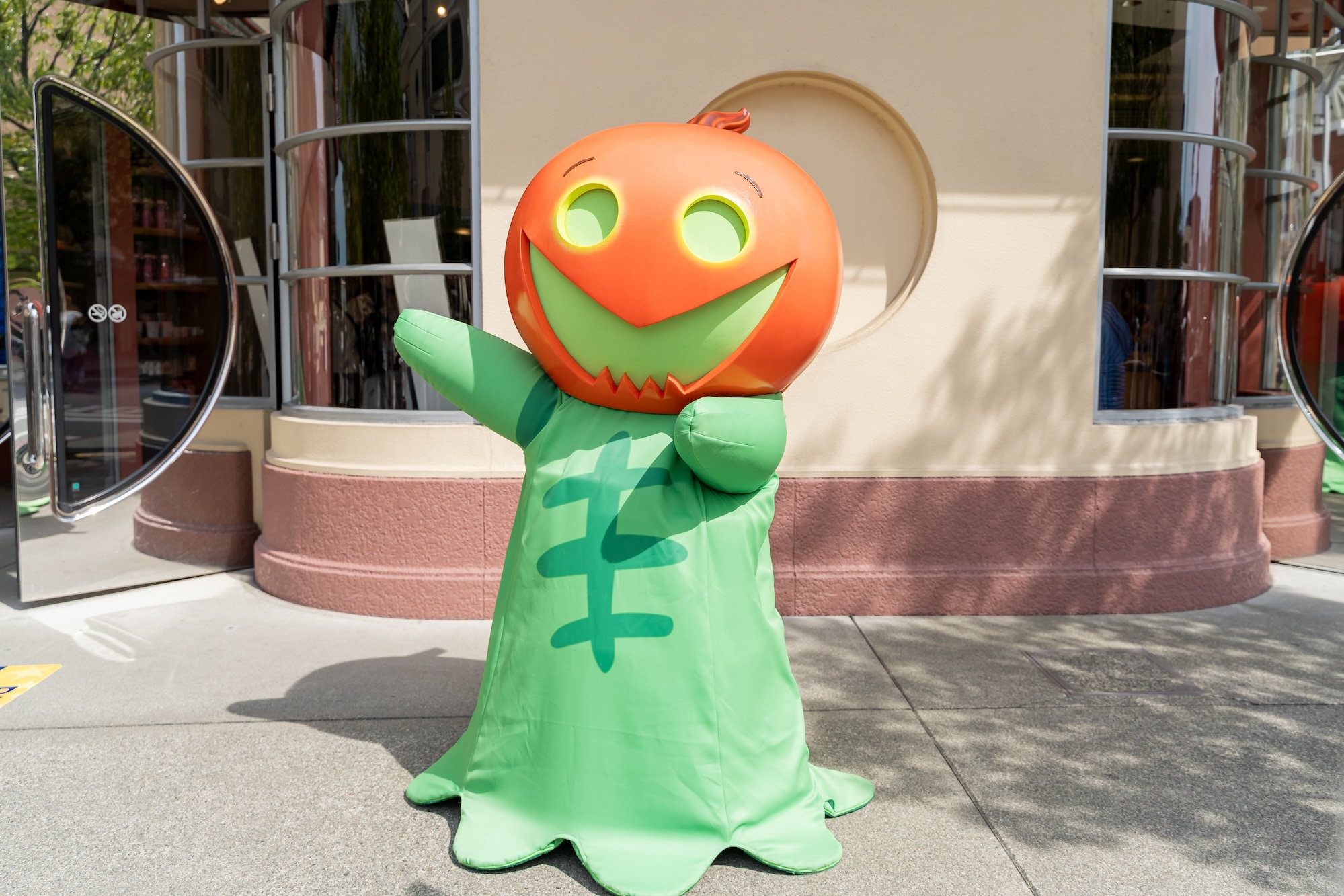 ハロウィーン限定衣装のミニオンやセサミストリートの仲間たち、ハロウィン人気キャラクターとのグリーティング