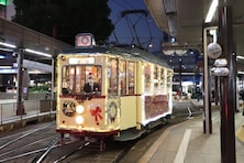 広島電鉄の「クリスマス電車」が2年ぶりに運行中！ 30周年の節目