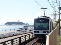 江ノ電、“史上初”人気ブランドとのコラボ制服が話題！ 「鎌倉高校前駅」の駅名標やホームも大変身