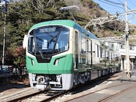 江ノ電20年ぶり新車、謎の「1人掛け席」の正体は？ 観光サービスではなく「混雑地獄」に挑む苦肉の策