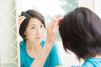 髪のお悩みを抱える女性