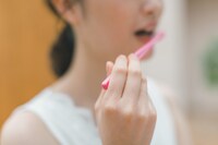 歯磨きをする女性