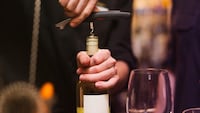 ワインオープナーの使い方とソムリエおすすめ9選！T字型から電動式まで【代用方法も】