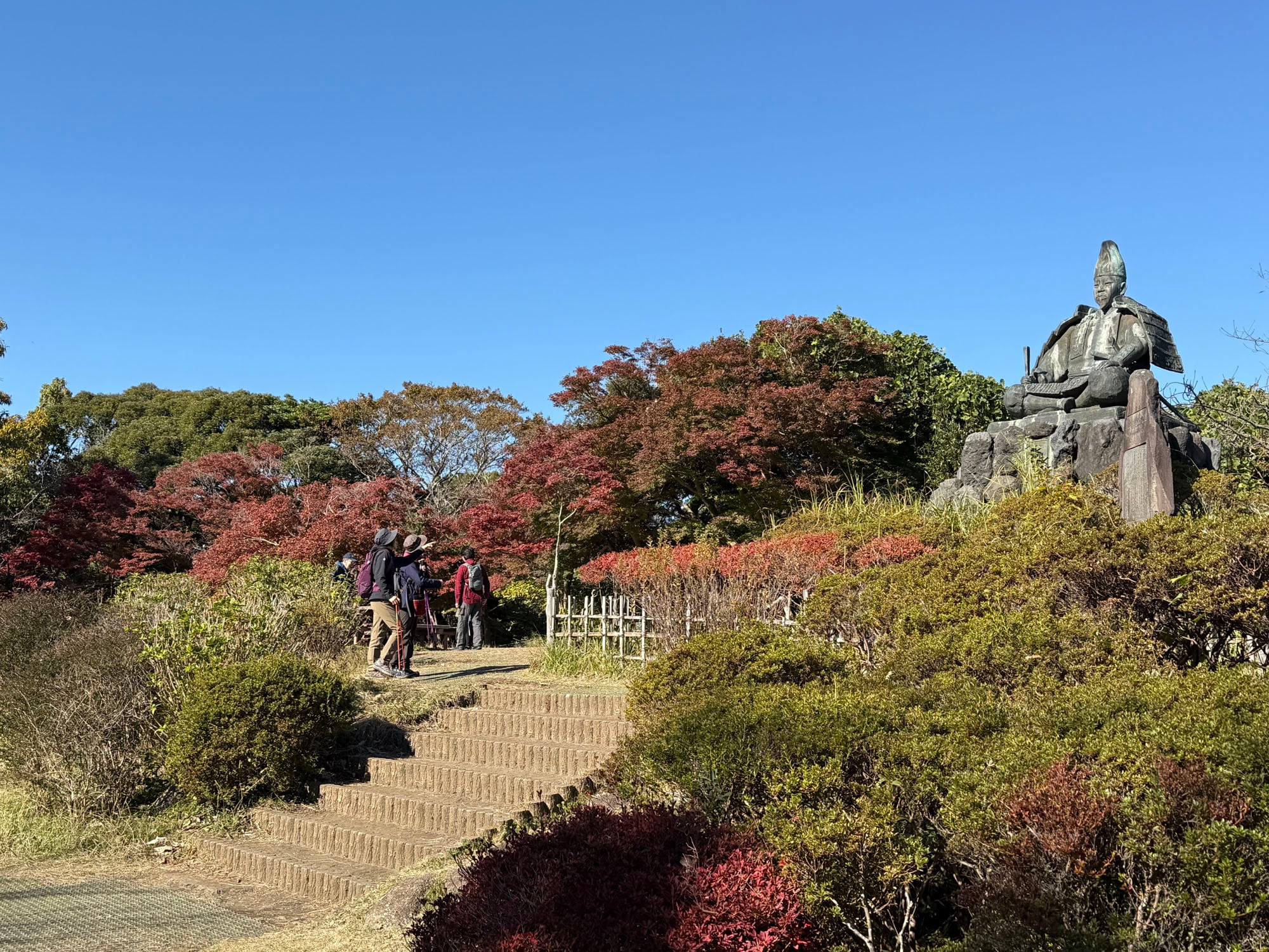 源氏山公園の源頼朝像と紅葉