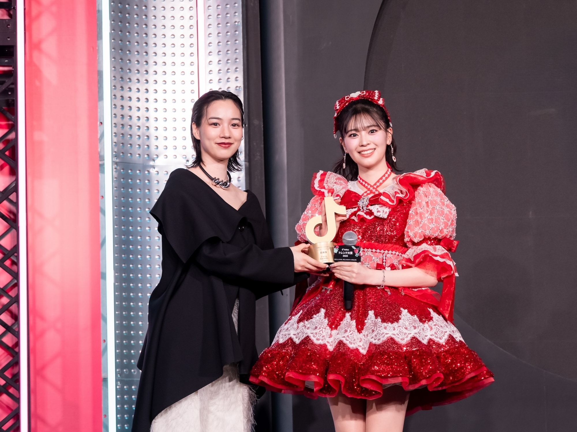 超ときめき♡宣伝部にトロフィーを授与