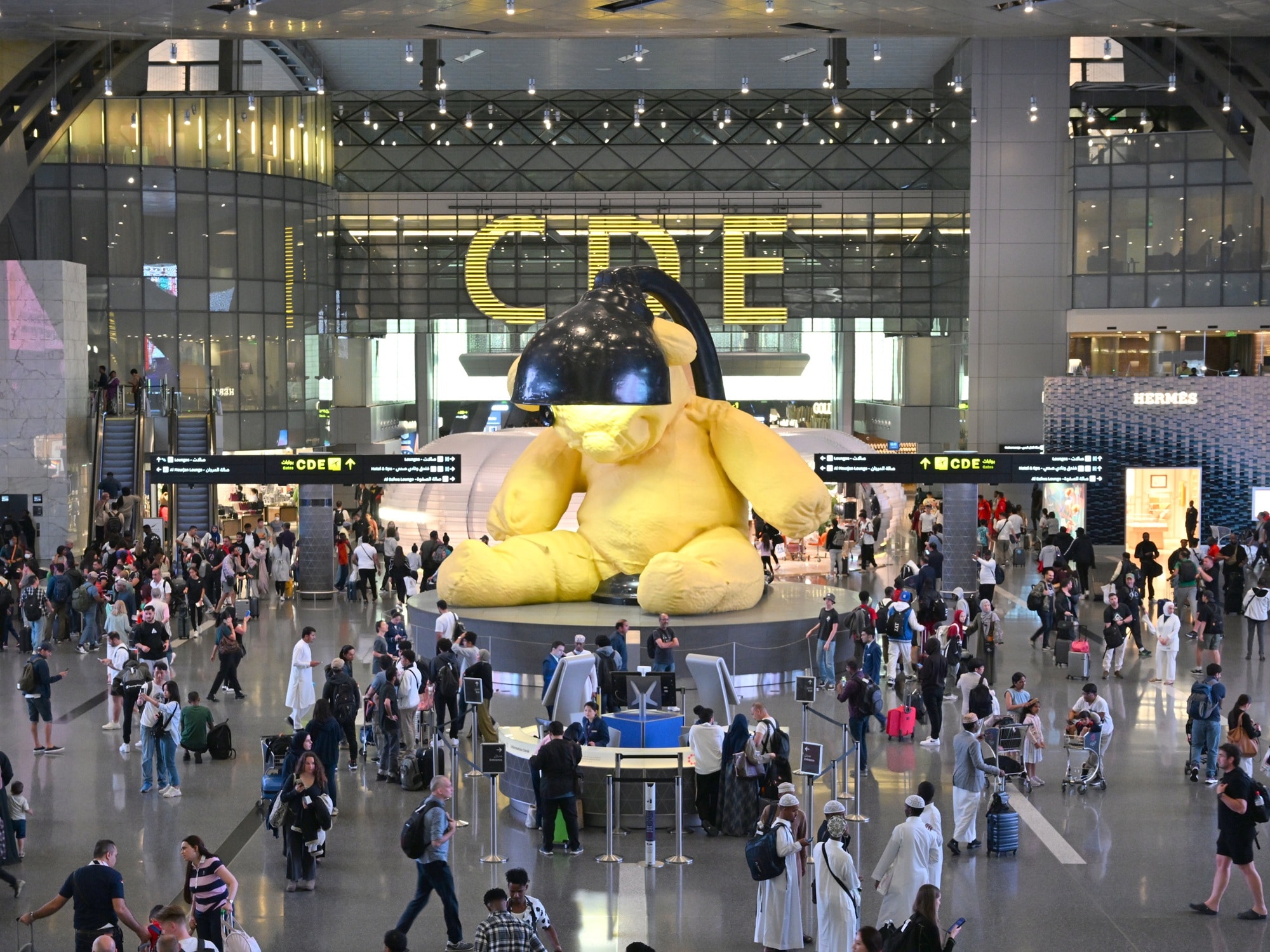 カタール・ドーハのハマド国際空港。世界最大の空港で年間5000万人ほどが利用する（筆者撮影）