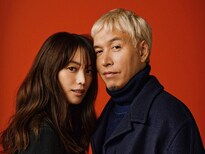 現代のオードリー」蛯原友里、胸元ざっくり＆美脚ちらりなドレス姿を