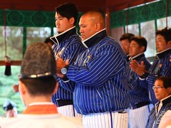 ラミレス監督「今年こそ優勝できる年」DeNAが鶴岡八幡宮で必勝祈願